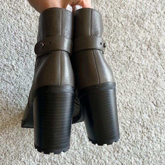 New H by Halston Size 8.5 Leather Cara Block Heel Ankle Boot Bootie Side Zip - Picture 3 of 6